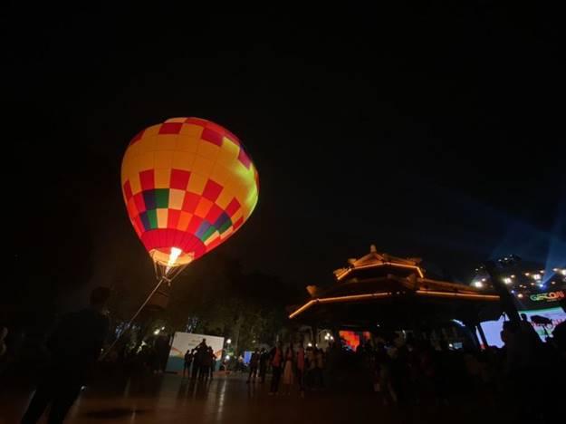 Chen chân ngắm khinh khí cầu khổng lồ ở phố đi bộ Hồ Gươm-11