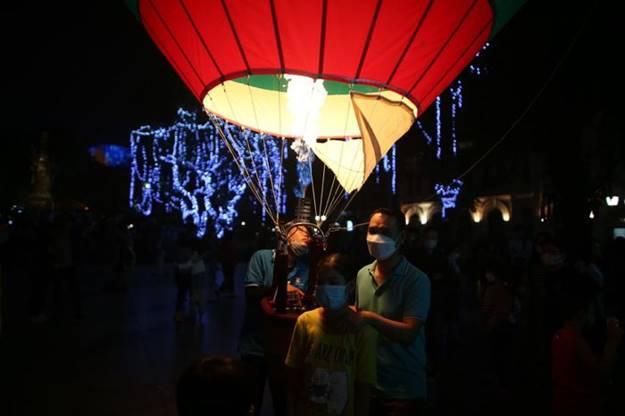 Chen chân ngắm khinh khí cầu khổng lồ ở phố đi bộ Hồ Gươm-9