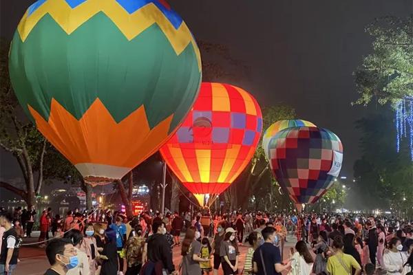 Watch the giant hot air balloon on the pedestrian street of Hoan Kiem Lake