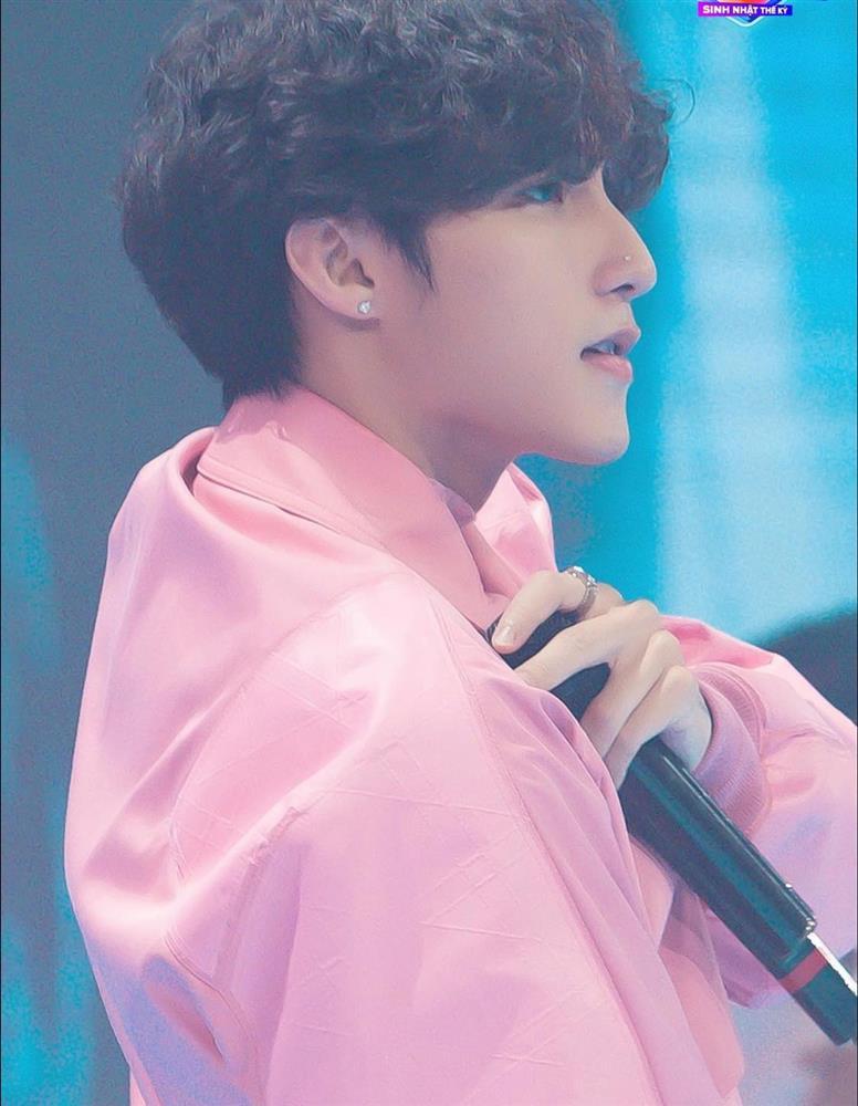 Góc nghiêng Sơn Tùng như phiên bản nam của Hải Tú, chuẩn phu thê!-3