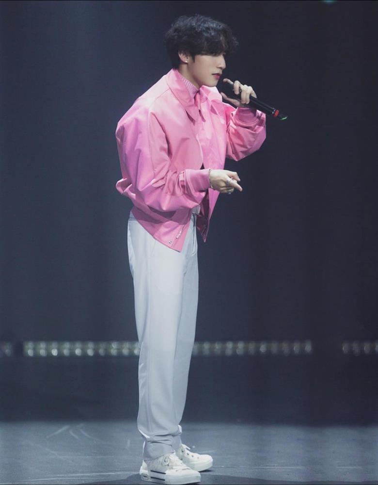 Góc nghiêng Sơn Tùng như phiên bản nam của Hải Tú, chuẩn phu thê!-2