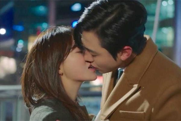 Hẹn Hò Chốn Công Sở đầy sạn, sao phải sốt đến thế?-2