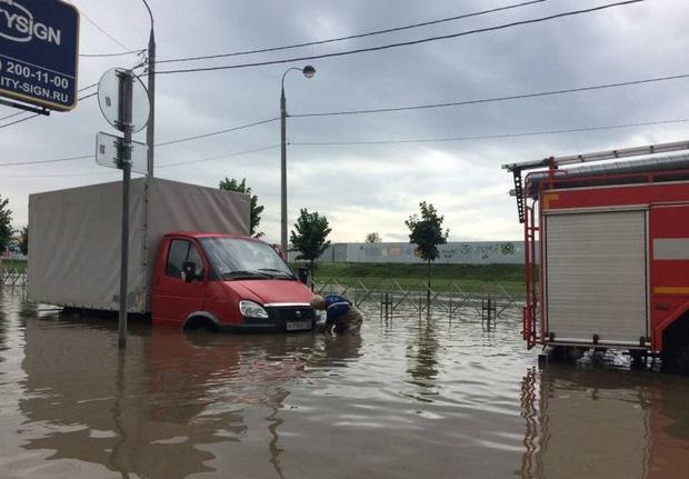 Các thánh xui xẻo tới mức nằm im cũng bị sao quả tạ chiếu vào đầu-5