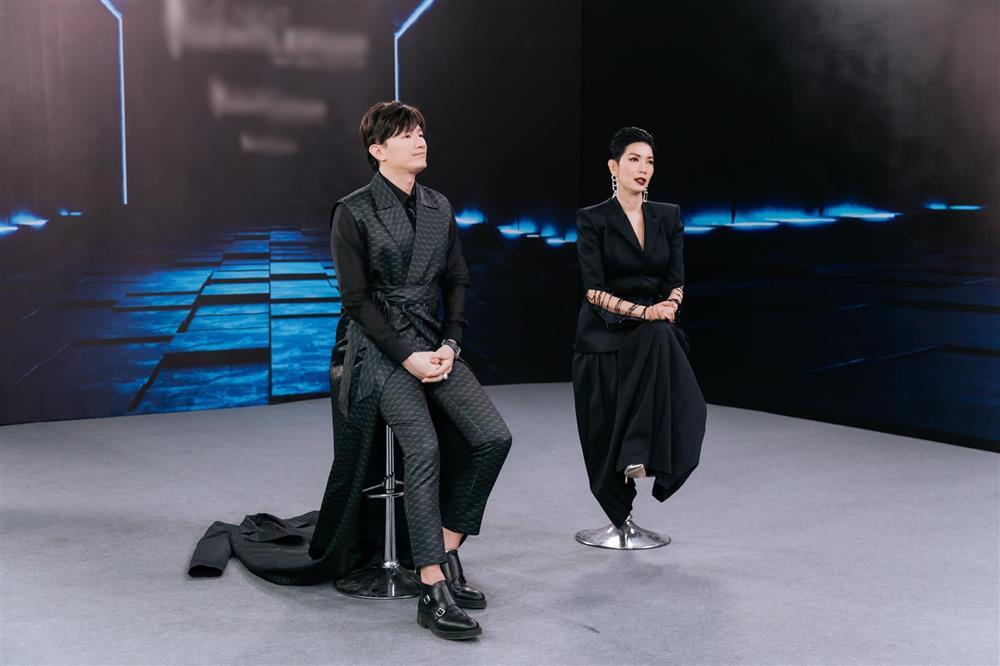 Sao mặc xấu: Ngân 98 bật vòng 1 khỏi bra - Dược sĩ Tiến mặc lố-1