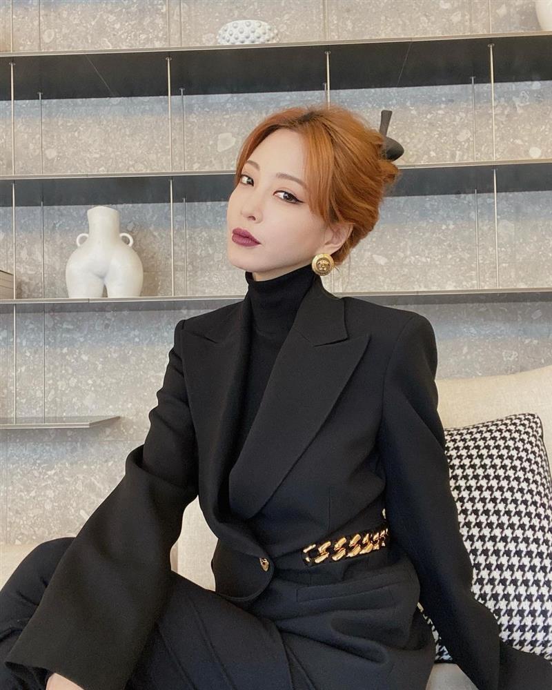 Mỹ Nữ Tái Sinh Han Ye Seul sánh đôi tình trẻ bị chê như bà thím-2