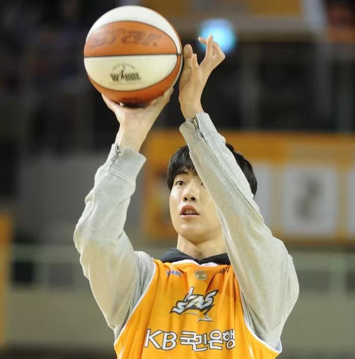 Nam Joo Hyuk từng ở nhà không có phòng vệ sinh, quanh năm chỉ ăn mì gói-4