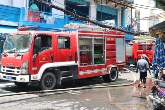 Vừa mất bố mẹ, cô gái lại bị chồng sắp cưới tẩm xăng đốt nhà