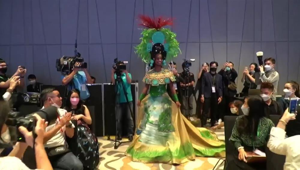 Miss Earth 2021 mặc quốc phục xuất hiện chấn động tại Việt Nam-4