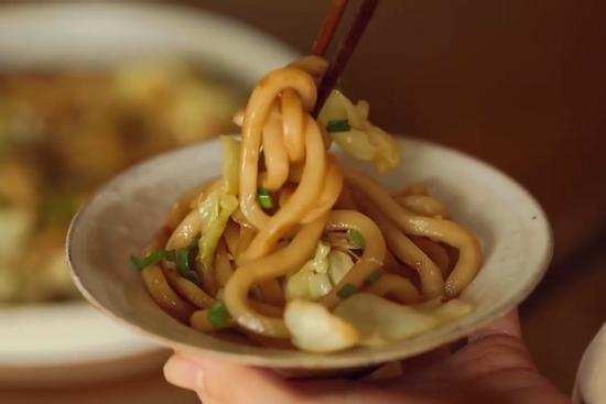 Học làm mì udon xào cải bắp