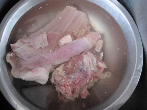 Đừng chỉ rửa thịt lợn với nước trắng, có 1 cách giúp thịt sạch thơm-1