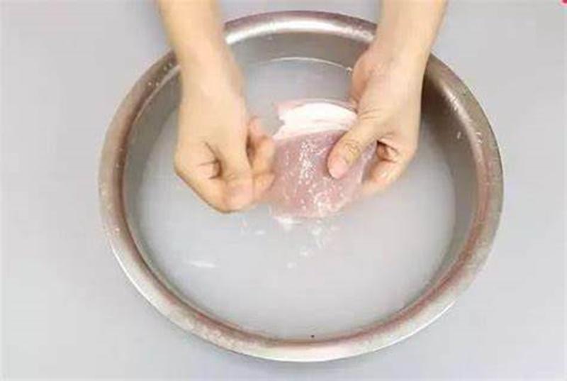 Đừng chỉ rửa thịt lợn với nước trắng, có 1 cách giúp thịt sạch thơm-3