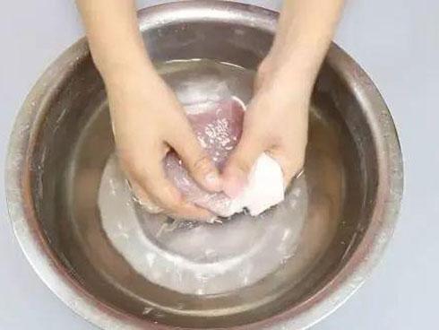 Đừng chỉ rửa thịt lợn với nước trắng, có 1 cách giúp thịt sạch thơm-4