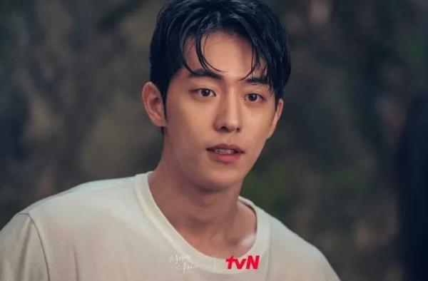 Mặc dù có thể gây nhiều tranh cãi về diễn xuất nhưng chắc chắn Nam Joo Hyuk vẫn là một cái tên cực hot và giúp một bộ phim nhận được nhiều sự quan tâm. Sự trở lại của anh ấy gần đây cùng bộ phim Twenty Five, Twenty One là cực kỳ thành công. Nét tươi trẻ, ngoại hình sáng sủa của anh ấy đã đốn tim khán giả, khẳng định vị thế “nam thần thanh xuân”.