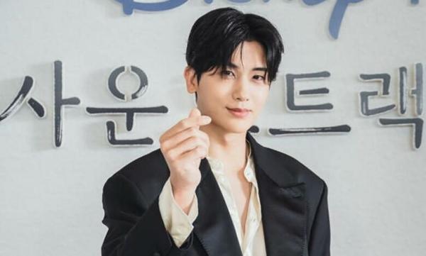 Park Hyung Sik xuất thân là một thần tượng nên anh ấy luôn biết cách để tạo sự thu hút và nổi bật cho bản thân.
Sự kết hợp của Park Hyung Sik cùng Park Bo Young trong bộ phim Strong Woman Do Bong Soon được coi là hình mẫu hoàn hảo. Mới đây, anh ấy cũng đang nhận được nhiều sự chú ý khi tham gia vào bộ phim âm nhạc tình cảm lãng mạn mang ten Soundtrack # 1 đóng cặp cùng Han So Hee.