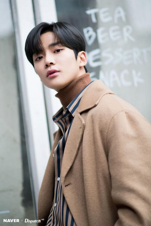 Rowoon đang là một trong những idol diễn xuất thế hệ mới nhận được nhiều sự chú ý. Sở hữu chiều cao cực kỳ đáng nể lên tới 1,9m cùng ngoại hình như bước ra từ truyện tranh, anh ấy chắc chắn là một hoàng tử của dòng phim này.