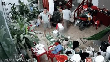 Clip: Góc quay toàn cảnh chồng hất thẳng mâm cơm vào mặt vợ con-1