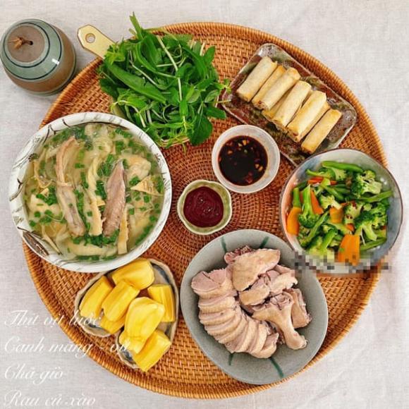 Thịt vịt luộc, canh măng, chả giò, rau củ xào.