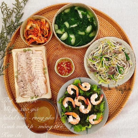 Thịt heo luộc, mề gà xào giá, canh mướp - mồng tơi, salad tôm - rong nho, kim chi.