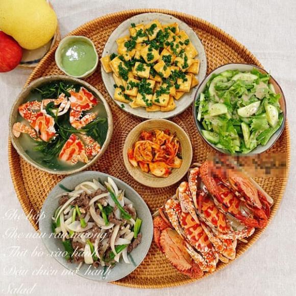 Ghẹ hấp, rau muống nấu ghẹ, bò xào hành tây, đậu chiên mỡ hành, salad.