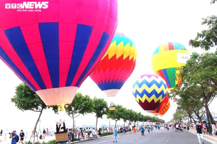 Tham dự lễ hội, người dân và du khách được trải nghiệm bay và ngắm toàn cảnh thành phố Đà Nẵng từ trên cao.