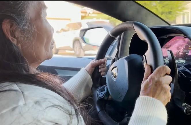 Cụ bà U80 người Việt lái siêu xe Lamborghini 50 tỷ gây sốt-3
