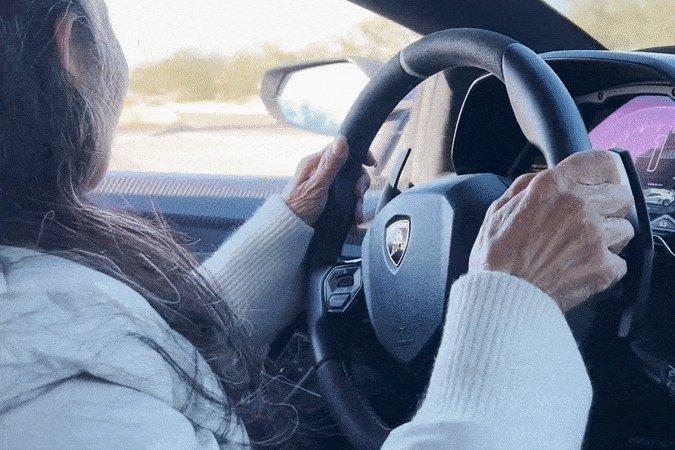 Người phụ nữ lớn tuổi mặc váy ngắn cũn sải bước trên phố-12