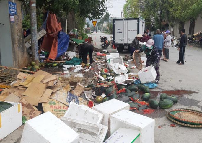 Xe biển xanh tông chết 2 người bán trái cây-2