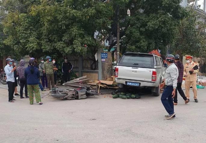 Blue car hit and killed 2 fruit sellers-1