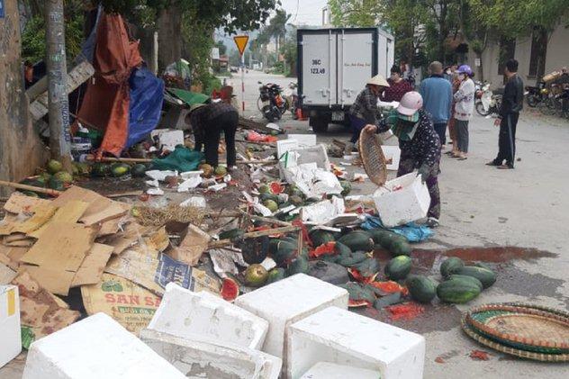 Blue car hit and killed 2 fruit sellers