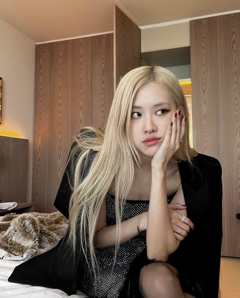 Danh tính người đàn ông được Rosé (BLACKPINK) ôm hôn thân mật-6