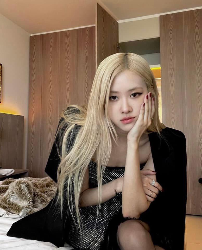 Danh tính người đàn ông được Rosé (BLACKPINK) ôm hôn thân mật-8