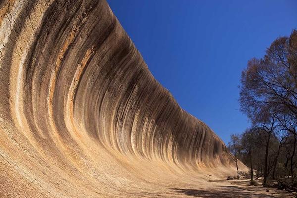 The cliff in Australia looks like a giant wave, dating back 60 million years
