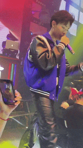 Chuyện buồn cười của Erik: Hát đang hăng fan hô bắp luộc đê-1