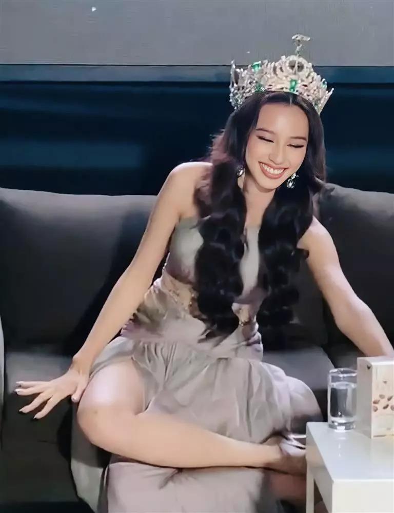 Hoa hậu Thùy Tiên lên tiếng về dáng ngồi bị chỉ trích vô duyên-4