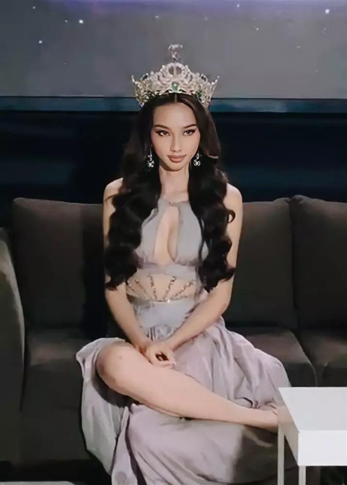 Hoa hậu Thùy Tiên lên tiếng về dáng ngồi bị chỉ trích vô duyên-2