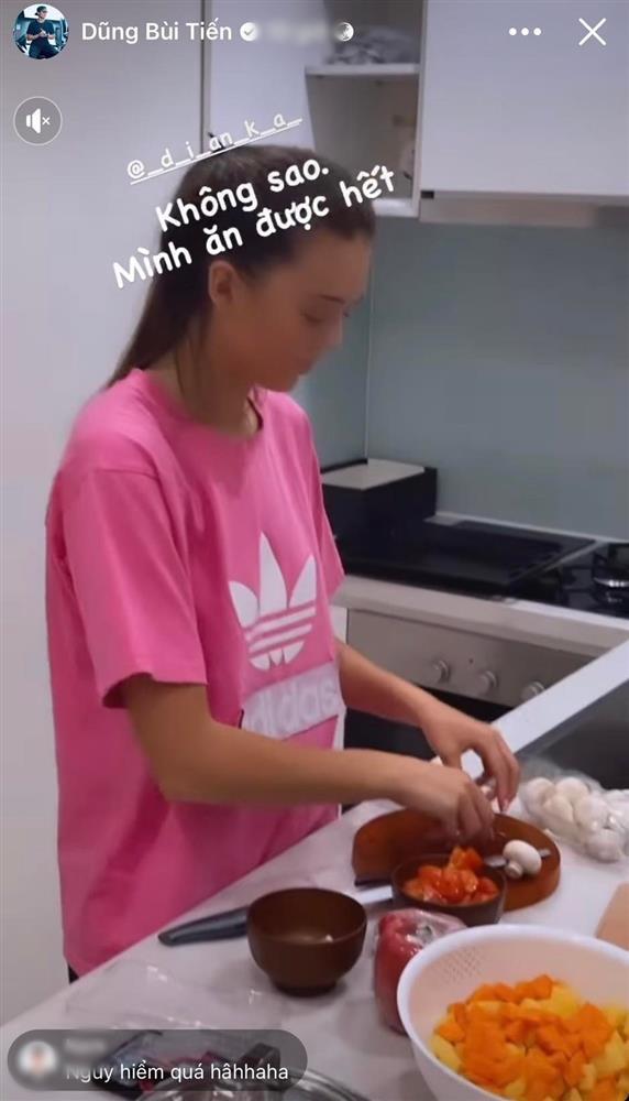 Bạn gái Tây của Bùi Tiến Dũng trổ tài nấu nướng, nhìn muốn ngất-1