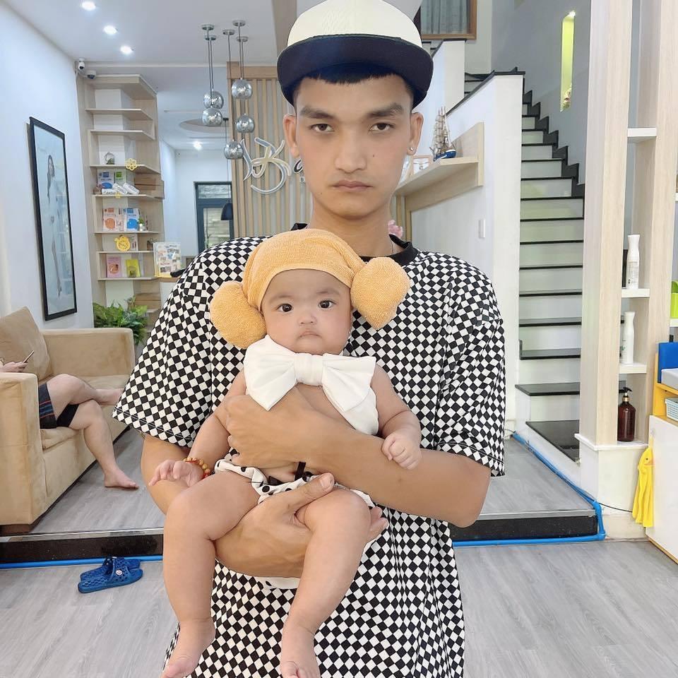 Bật cười loạt biểu cảm khó đỡ của Mạc Văn Khoa khi ké sóng con gái-7