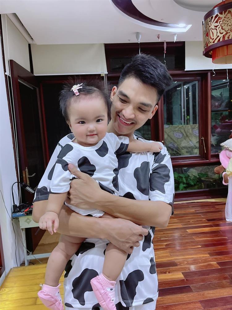 Bật cười loạt biểu cảm khó đỡ của Mạc Văn Khoa khi ké sóng con gái-8
