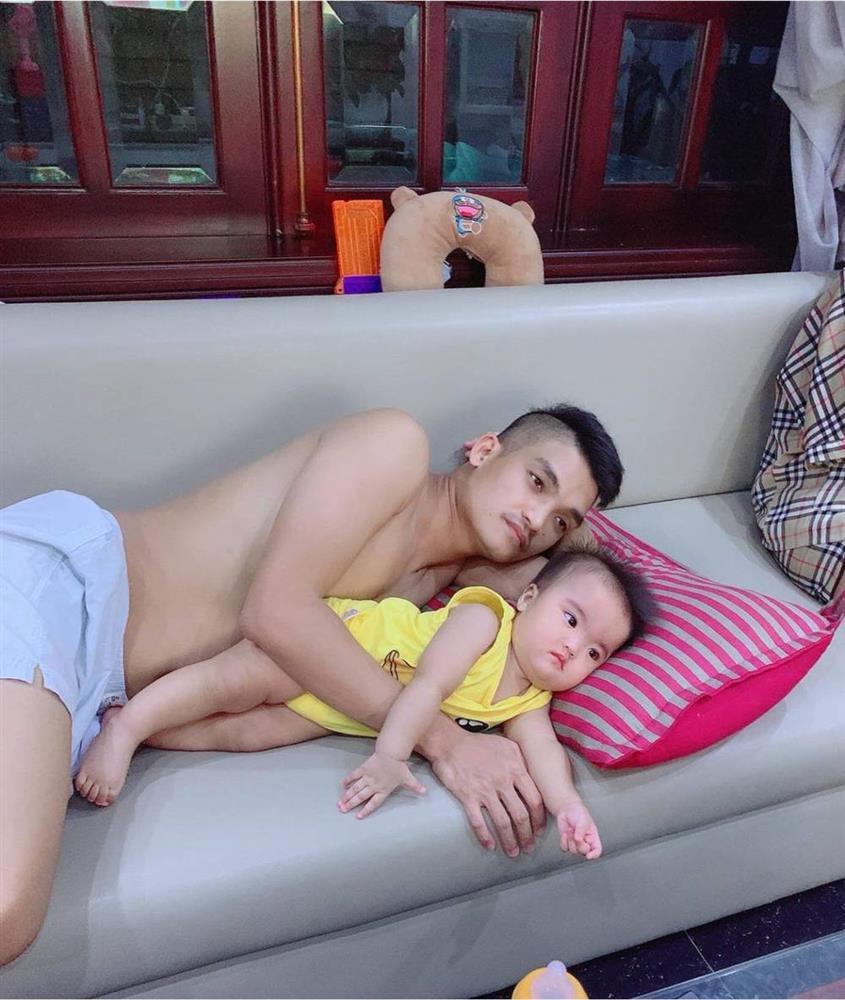 Bật cười loạt biểu cảm khó đỡ của Mạc Văn Khoa khi ké sóng con gái-9