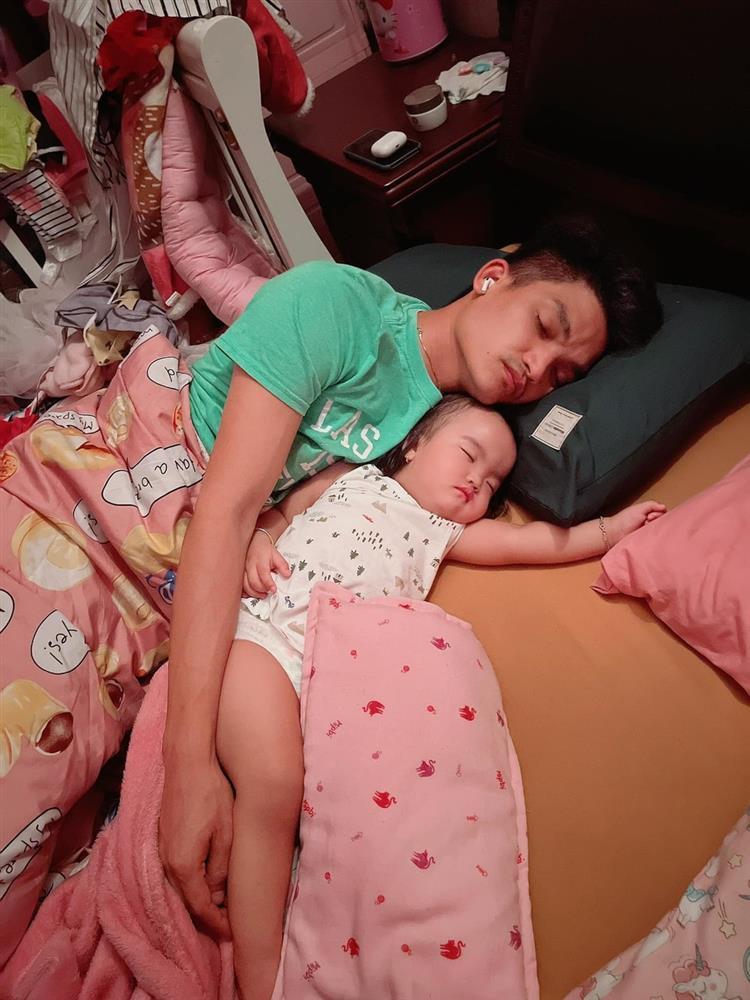 Bật cười loạt biểu cảm khó đỡ của Mạc Văn Khoa khi ké sóng con gái-10