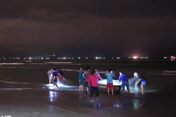 Đà Nẵng: 5 du khách bị cuốn trôi khi tắm biển, cứu được 4 người-1