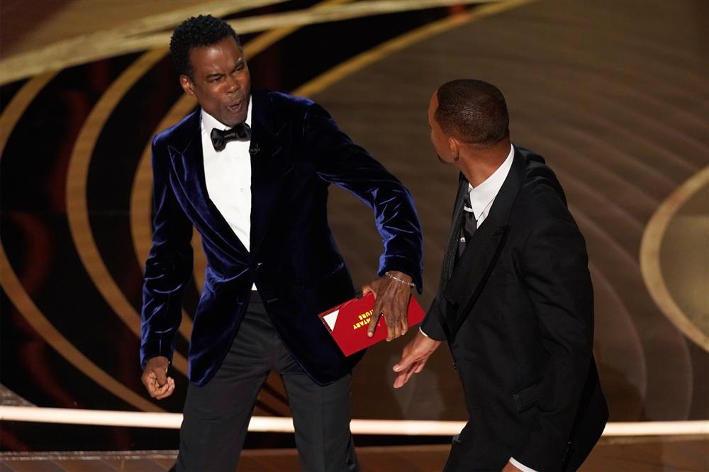 Will Smith đấm thẳng mặt Chris Rock trên sân khấu Oscars 2022-2
