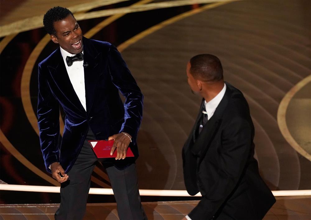 Will Smith đấm thẳng mặt Chris Rock trên sân khấu Oscars 2022-3