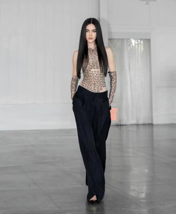 Minh Hằng lộ tòa thiên nhiên khi đụng áo xuyên thấu với Mai Davika-3