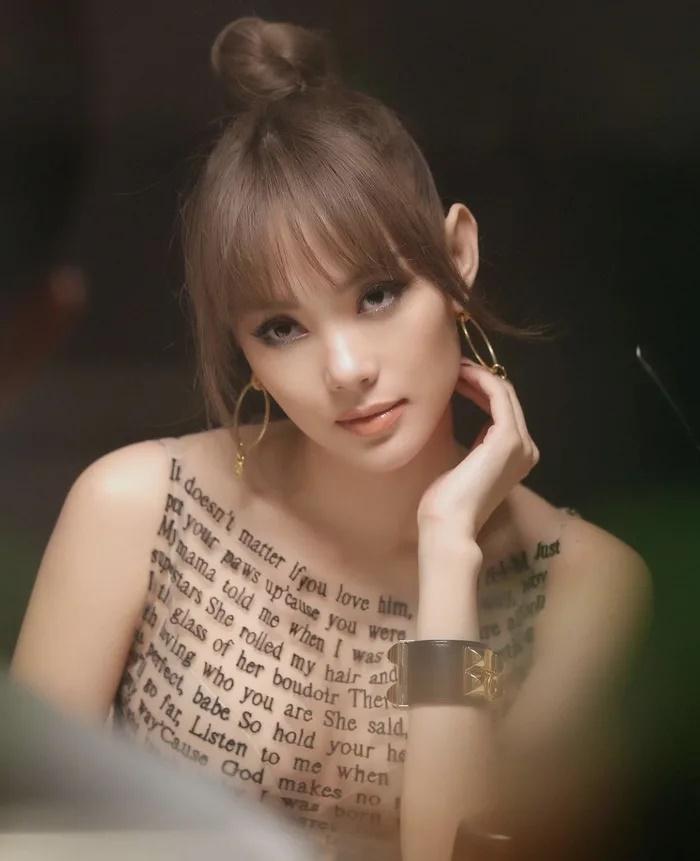 Minh Hằng lộ tòa thiên nhiên khi đụng áo xuyên thấu với Mai Davika-1