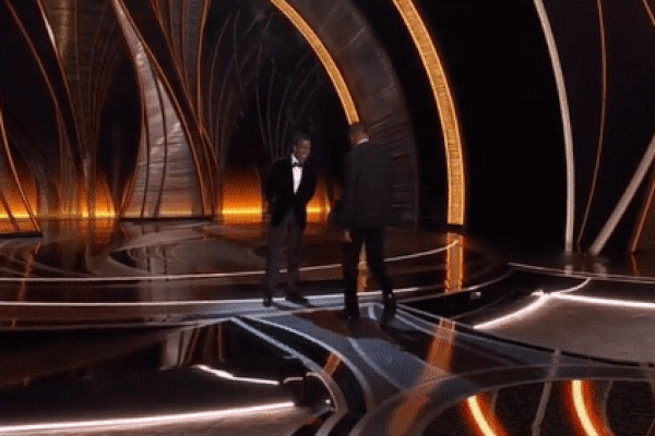 Will Smith đấm thẳng mặt Chris Rock trên sân khấu Oscars 2022