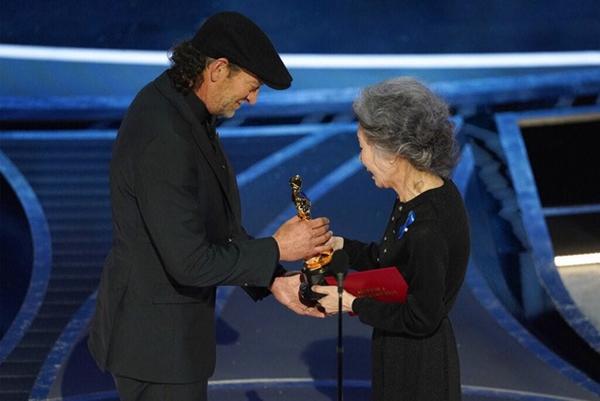 Lần đầu tiên ở Oscar có diễn viên lên nhận giải mà không ai vỗ tay-1
