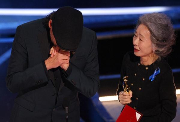 Lần đầu tiên ở Oscar có diễn viên lên nhận giải mà không ai vỗ tay-2