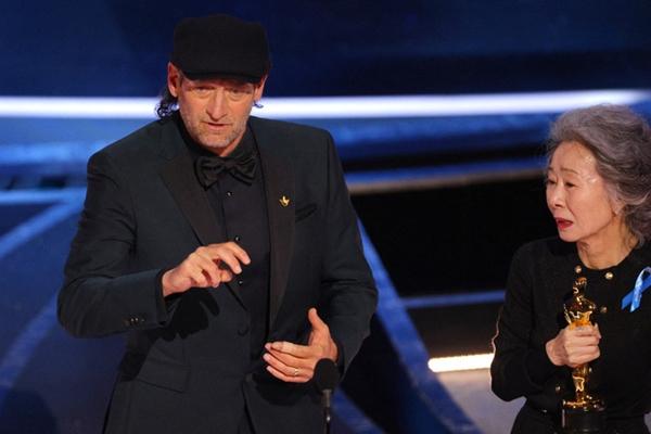 For the first time at the Oscars, an actor accepted the award without anyone clapping