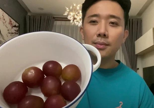 Tran Thanh was given the most expensive bunch of grapes in the world, priced at nearly 2 gold -3